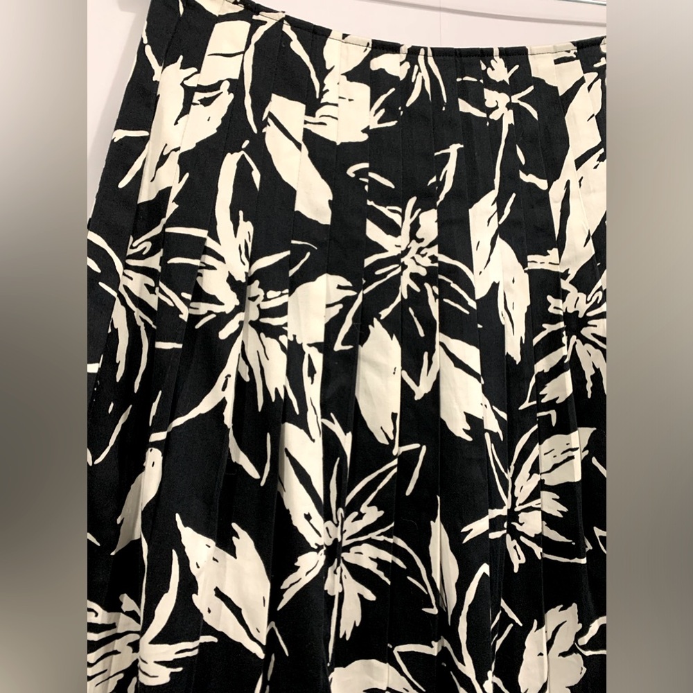 Excellent Condition, Lafayette 148, Pleated Black/White Floral Skirt, Sz 6 - Picture 3 of 8